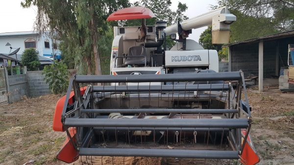 ขายด่วนรถเกี่ยวข้าว คูโบต้า รุ่น DC-70G