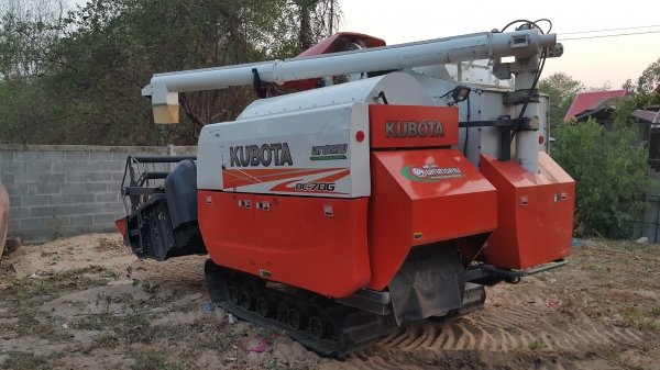 ขายด่วนรถเกี่ยวข้าว คูโบต้า รุ่น DC-70G