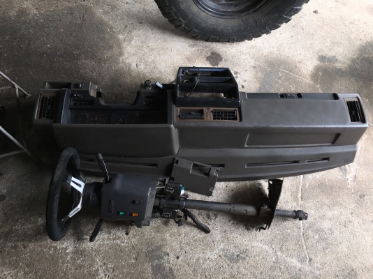 ขายคอนโซลพร้อมคอพวงมาลัยรถยนต์นิสสันบิ๊กเอ็ม