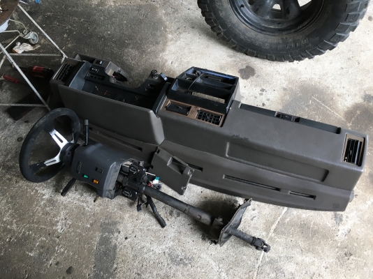 ขายคอนโซลพร้อมคอพวงมาลัยรถยนต์นิสสันบิ๊กเอ็ม