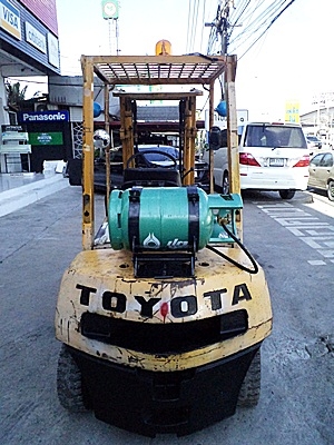 (ขายโละสต๊อกราคาพิเศษ) รถยกโตโยต้า 2.5 ตัน  เครื่องเบนซิน (ใช้แก๊สอย่างเดียว) กระบอกคู่ เสาสูง 3 เมตร พวงมาลัยเพาเว่อร์  สีเดิมจากนอก นำเข้าจากญี่ปุ่น ใช้งานได้ทันที ราคา120000