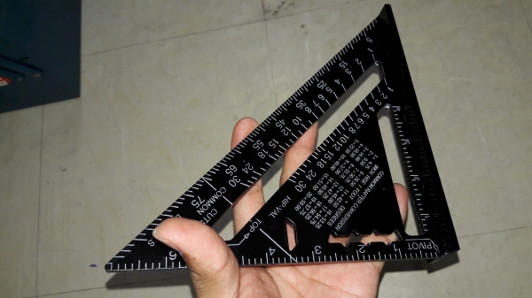 ขายฉากสามเหลี่ยมอลูมิเนียมสีดำงานดีสเกลชัดเจน