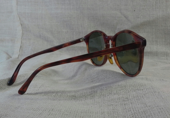แว่นตาอิตาเลียนวินเทจ ยุค '80s 'หยดน้ำ ประดับ นกอินทรี' Vintage MONTE - CARLO handmad แว่นตาอิตาเลียนวินเทจ ยุค '80s 'หยดน้ำ ประดับ นกอินทรี' Vintage MONTE - CARLO handmad