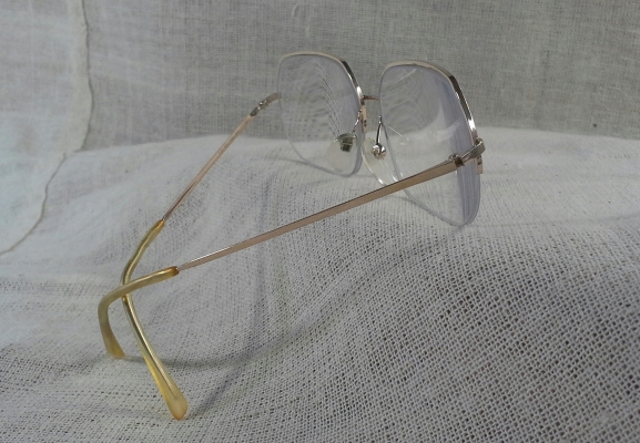 แว่นสายตายาวโกลด์ฟิลด์ ยุค '60s แฮนด์เมดฝรั่งเศสในตำนาน ค่าสายตา +200 Vintage ESSEL handmade in แว่นสายตายาวโกลด์ฟิลด์ ยุค '60s แฮนด์เมดฝรั่งเศสในตำนาน ค่าสายตา +200 Vintage ESSEL handmade in
