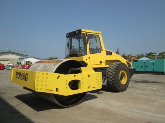 รถบดสั่นสะเทือน 25 ตัน (Vibration Roller 25 Ton ) ยี่ห้อ BOMAG รุ่น BW226DH-4 ซีเรียล 101584061002 ปี 2011 ชั่วโมงทำงาน 7335 ชั่วโมง