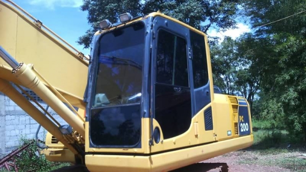 KOMATSU  PC 200-8