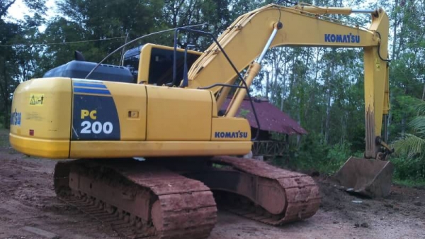 KOMATSU  PC 200-8