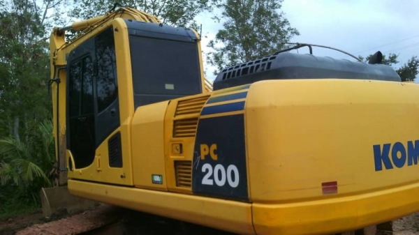 KOMATSU  PC 200-8