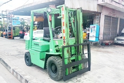 ขายรถยกโตโยต้า 2 ตัน รุ่น5 เครื่องเบนซิน กระบอกคู่ เสาสูง 3 เมตร พวงมาลัยเพาเว่อร์  สีเดิมจากนอก นำเข้าจากญี่ปุ่น ใช้งานได้ทันที ราคา170000