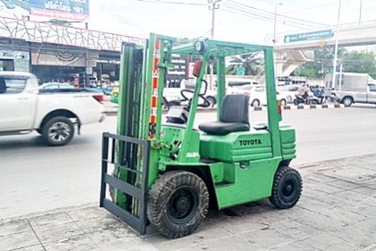 ขายรถยกโตโยต้า 2 ตัน รุ่น5 เครื่องเบนซิน กระบอกคู่ เสาสูง 3 เมตร พวงมาลัยเพาเว่อร์  สีเดิมจากนอก นำเข้าจากญี่ปุ่น ใช้งานได้ทันที ราคา170000