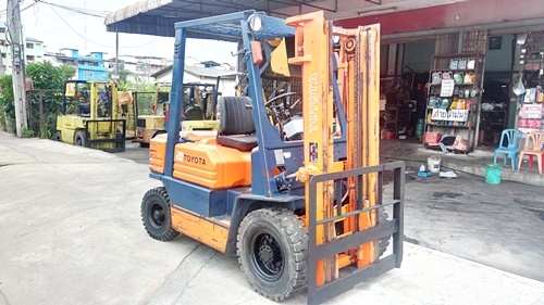 ขายรถยกโตโยต้า 2 ตัน รุ่น5 เครื่องเบนซิน เกียร์ออโต้ กระบอกคู่ เสาสูง 3 เมตร พวงมาลัยเพาเว่อร์  สีเดิมจากนอก นำเข้าจากญี่ปุ่น ใช้งานได้ทันที ราคา170000