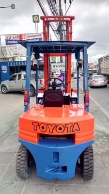 ขายรถยกโตโยต้า 2 ตัน รุ่น5 เครื่องเบนซิน กระบอกคู่ เสาสูง 4.5 เมตร ยางตันใหม่ พวงมาลัยเพาเว่อร์ นำเข้าจากญี่ปุ่น ใช้งานได้ทันที ราคา190000