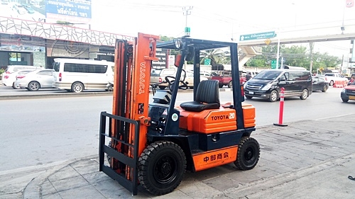 ขายรถยกโตโยต้า 2 ตัน รุ่น5 เครื่องเบนซิน กระบอกคู่ เสาสูง 3 เมตร ยางตันใหม่ พวงมาลัยเพาเว่อร์  สีเดิมจากนอก นำเข้าจากญี่ปุ่น ใช้งานได้ทันที ราคา170000