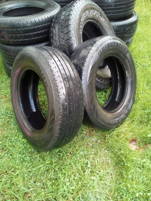 205/70R15 BRIDGESTONE DURAVIS R611 มี 2 เส้น เส้นละ 350 บาทโทร.081-427-3941 ตจว.ส่งได้ครับ