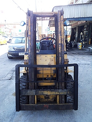 (ขายโละสต๊อกราคาพิเศษ) รถยกโตโยต้า 2.5 ตัน  เครื่องเบนซิน (ใช้แก๊สอย่างเดียว) กระบอกคู่ เสาสูง 3 เมตร พวงมาลัยเพาเว่อร์  สีเดิมจากนอก นำเข้าจากญี่ปุ่น ใช้งานได้ทันที ราคา120000