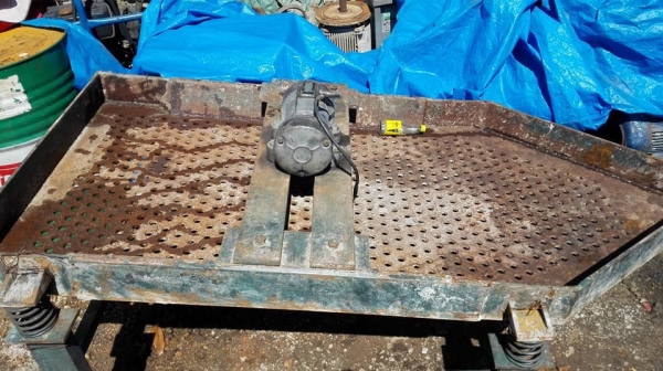 ถาดตระแกรงร่อนเขย่า ขนาด 1000x2000 mm ไฟ 380V โครงสร้างหนาแข็งแรงพร้อมใช้