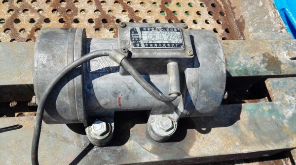 ถาดตระแกรงร่อนเขย่า ขนาด 1000x2000 mm ไฟ 380V โครงสร้างหนาแข็งแรงพร้อมใช้