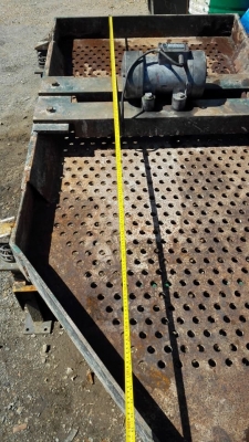 ถาดตระแกรงร่อนเขย่า ขนาด 1000x2000 mm ไฟ 380V โครงสร้างหนาแข็งแรงพร้อมใช้