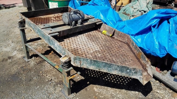 ถาดตระแกรงร่อนเขย่า ขนาด 1000x2000 mm ไฟ 380V โครงสร้างหนาแข็งแรงพร้อมใช้