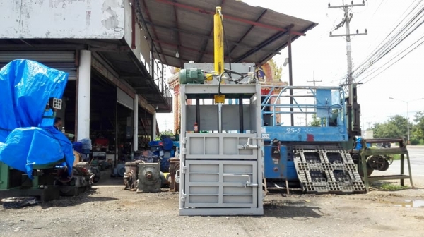 ** SOLD ** แท่นอัดก้อนแนวตั้ง มอเตอร์ 5 แรง พร้อมคอนโทรลมือโยก ห้องอัดเปิด4ด้าน พร้อมใช้