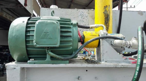 ** SOLD ** แท่นอัดก้อนแนวตั้ง มอเตอร์ 5 แรง พร้อมคอนโทรลมือโยก ห้องอัดเปิด4ด้าน พร้อมใช้