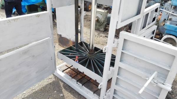 ** SOLD ** แท่นอัดก้อนแนวตั้ง มอเตอร์ 5 แรง พร้อมคอนโทรลมือโยก ห้องอัดเปิด4ด้าน พร้อมใช้