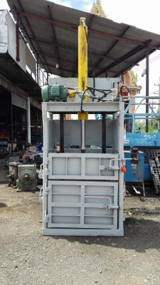 ** SOLD ** แท่นอัดก้อนแนวตั้ง มอเตอร์ 5 แรง พร้อมคอนโทรลมือโยก ห้องอัดเปิด4ด้าน พร้อมใช้