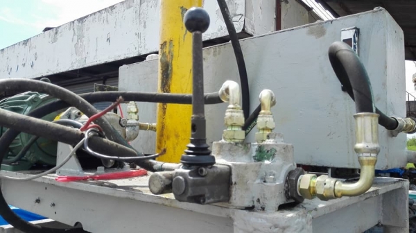 ** SOLD ** แท่นอัดก้อนแนวตั้ง มอเตอร์ 5 แรง พร้อมคอนโทรลมือโยก ห้องอัดเปิด4ด้าน พร้อมใช้