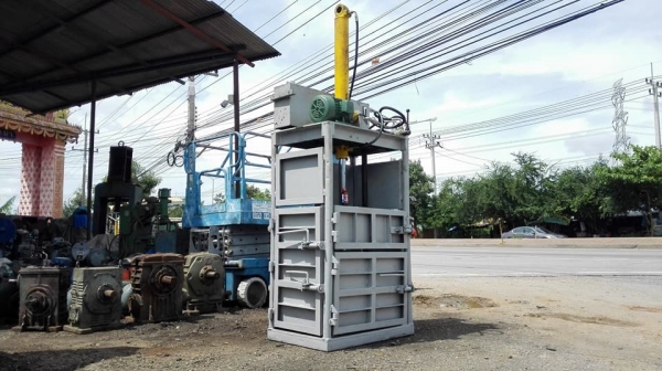 ** SOLD ** แท่นอัดก้อนแนวตั้ง มอเตอร์ 5 แรง พร้อมคอนโทรลมือโยก ห้องอัดเปิด4ด้าน พร้อมใช้
