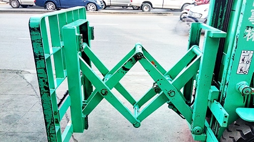 ขายรถยกมิตซูบิชิ 2.5 ตัน เครื่องเบนซิน เกียร์ออโต้ (งายืดยาวออกได้ 1 เมตร เหมาะสำหรับงานในโรงหลอม )กระบอกคู่ เสาสูง 4 เมตร ยางตันใหม่ พวงมาลัยเพาเว่อร์  สีเดิมจากนอก นำเข้าจากญี่ปุ่น ใช้งานได้ทันที ราคา220000