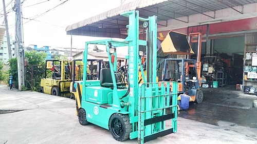 ขายรถยกมิตซูบิชิ 2.5 ตัน เครื่องเบนซิน เกียร์ออโต้ (งายืดยาวออกได้ 1 เมตร เหมาะสำหรับงานในโรงหลอม )กระบอกคู่ เสาสูง 4 เมตร ยางตันใหม่ พวงมาลัยเพาเว่อร์  สีเดิมจากนอก นำเข้าจากญี่ปุ่น ใช้งานได้ทันที ราคา220000