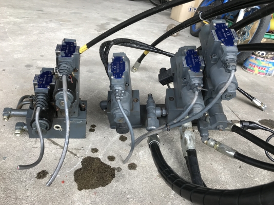ขายชุดวาล์วคอนโทรลปั้มไฮโดรลิค Yuken made in Japan 24VDC พร้อมตัวปรับควบคุม สภาพสวยตัดจากเครื่อง พร้อมใช้งาน 1ชุดมี 5 ตัว(ตามรูป) มี 5ชุดครับ