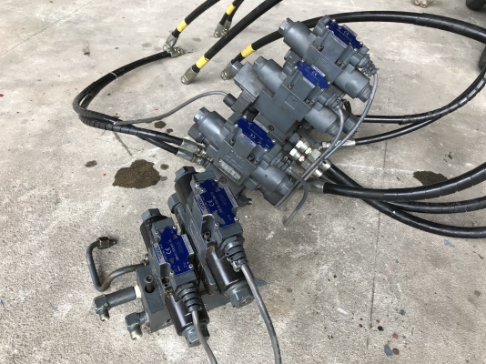 ขายชุดวาล์วคอนโทรลปั้มไฮโดรลิค Yuken made in Japan 24VDC พร้อมตัวปรับควบคุม สภาพสวยตัดจากเครื่อง พร้อมใช้งาน 1ชุดมี 5 ตัว(ตามรูป) มี 5ชุดครับ