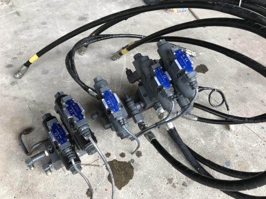 ขายชุดวาล์วคอนโทรลปั้มไฮโดรลิค Yuken made in Japan 24VDC พร้อมตัวปรับควบคุม สภาพสวยตัดจากเครื่อง พร้อมใช้งาน 1ชุดมี 5 ตัว(ตามรูป) มี 5ชุดครับ