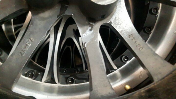 แม็ก6รูขอบ17พร้อมยางกู๊ดเยียร์225/65/17 ปี14-15 เดิมๆไม่มีซ่อม แม็ก6รูขอบ17พร้อมยางกู๊ดเยียร์225/65/17 ปี14-15 เดิมๆไม่มีซ่อม