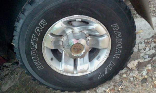 ยางมัด31แม็กขายแล้วอ๊อฟโรด ขอบ15 ปี12 ไม่รั่ว ไม่บวม