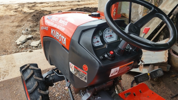 ขาย B2440 4WD 2เพลา ตัวใหม่ รถ300ชั่วโมง เดิมๆจากโรงงาน