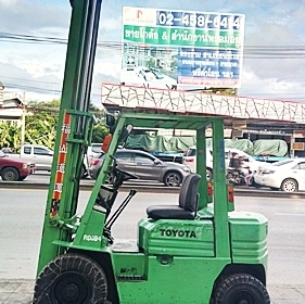 ขายรถยกโตโยต้า 2 ตัน รุ่น5 เครื่องเบนซิน กระบอกคู่ เสาสูง 3 เมตร พวงมาลัยเพาเว่อร์  สีเดิมจากนอก นำเข้าจากญี่ปุ่น ใช้งานได้ทันที ราคา170000