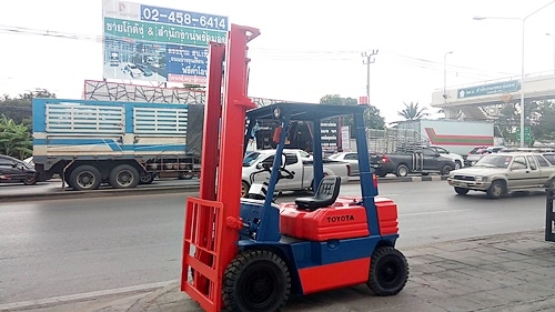 ขายรถยกโตโยต้า 2 ตัน รุ่น5 เครื่องเบนซิน กระบอกคู่ เสาสูง 4.5 เมตร ยางตันใหม่ พวงมาลัยเพาเว่อร์ นำเข้าจากญี่ปุ่น ใช้งานได้ทันที ราคา190000