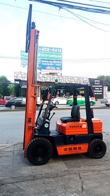 ขายรถยกโตโยต้า 2 ตัน รุ่น5 เครื่องเบนซิน กระบอกคู่ เสาสูง 3 เมตร ยางตันใหม่ พวงมาลัยเพาเว่อร์  สีเดิมจากนอก นำเข้าจากญี่ปุ่น ใช้งานได้ทันที ราคา170000