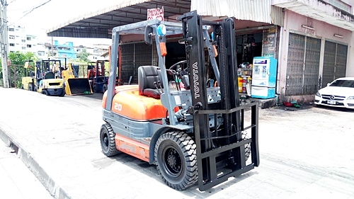 ขายรถยกโตโยต้า 2 ตัน รุ่น6 เครื่องเบนซิน กระบอกคู่ เสาสูง 3 เมตร ยางตันใหม่ พวงมาลัยเพาเว่อร์  สีเดิมจากนอก นำเข้าจากญี่ปุ่น ใช้งานได้ทันที ราคา190000