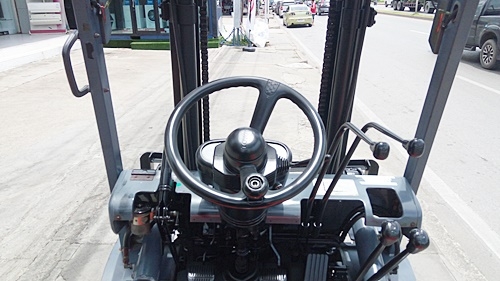 ขายรถยกโตโยต้า 2 ตัน รุ่น6 เครื่องเบนซิน กระบอกคู่ เสาสูง 3 เมตร ยางตันใหม่ พวงมาลัยเพาเว่อร์  สีเดิมจากนอก นำเข้าจากญี่ปุ่น ใช้งานได้ทันที ราคา190000