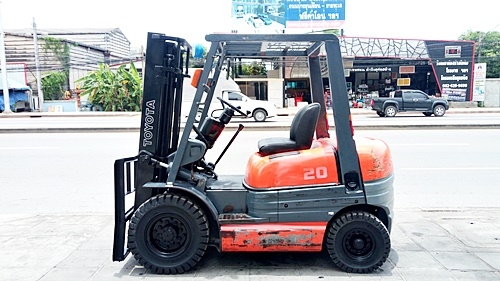 ขายรถยกโตโยต้า 2 ตัน รุ่น6 เครื่องเบนซิน กระบอกคู่ เสาสูง 3 เมตร ยางตันใหม่ พวงมาลัยเพาเว่อร์  สีเดิมจากนอก นำเข้าจากญี่ปุ่น ใช้งานได้ทันที ราคา190000