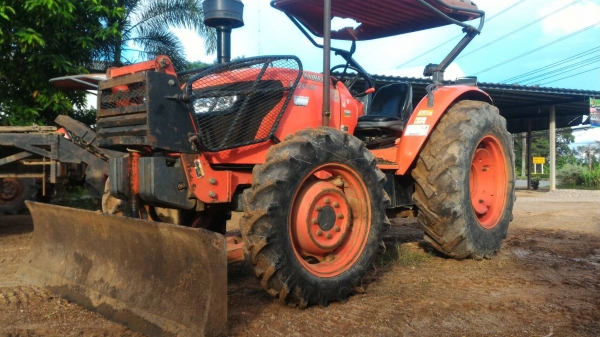 ขายรถไถ KUBOTA M7040 พร้อมดันหน้า และผาน 6 CMT รถสภาพเดิมๆ ราคา 435,000บาท สนใจโทร มีรถขนส่งทั่วไทย ร้านสามย่านแทรคเตอร์ อ.แกลง จ.ระยอง โทร 0818618678 ,0899347475 id line=0818618678 id line