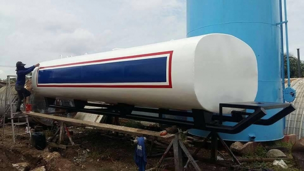 ถังน้ำมันสวยๆพร้อมส่งครับ แค่โทรสั่งจัดส่งถึงที่ ราคาตามตกลงครับ (ร้านวินิตรลาดหลุมแก้ว)