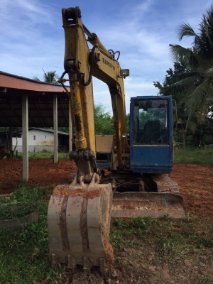 ขายรถแบคโฮ KOMATSU PC60-5 มีใบมีด ราคา 350000