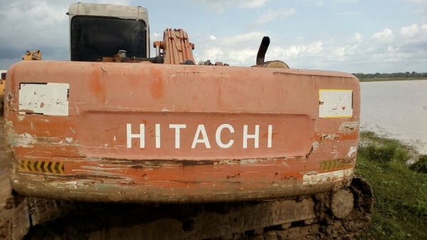 ขายรถแบคโฮ HITACHI EX200-2 ราคา 295000 กับ 395000