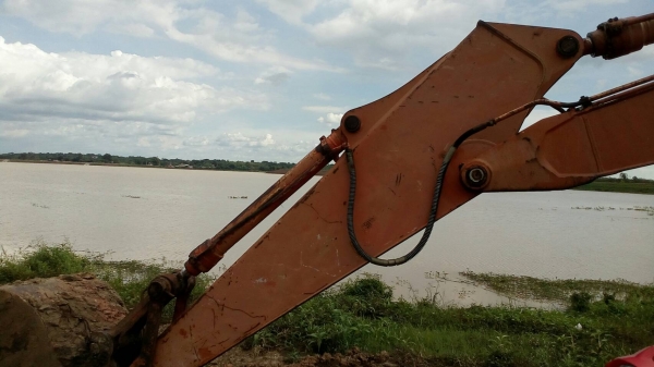 ขายรถแบคโฮ HITACHI EX200-2 ราคา 295000 กับ 395000