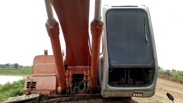 ขายรถแบคโฮ HITACHI EX200-2 ราคา 295000 กับ 395000