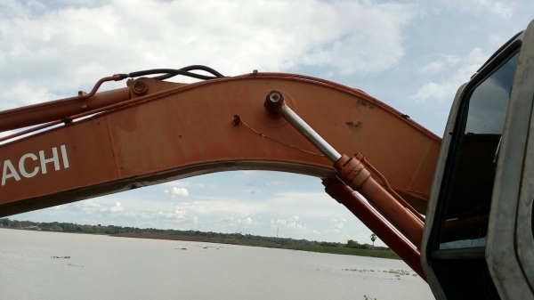 ขายรถแบคโฮ HITACHI EX200-2 ราคา 295000 กับ 395000